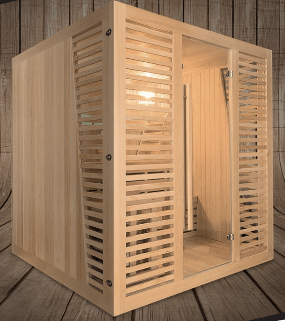 Cabine de sauna en bois clair avec panneaux à lattes et porte vitrée, éclairée de l'intérieur, sur fond boisé. Parfait pour la détente.