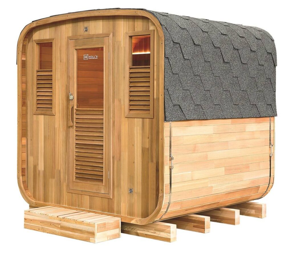 Sauna extérieur en bois clair de type tonneau avec toit en shingle gris. La porte centrale et les fenêtres latérales affichent le logo H HOLL'S.