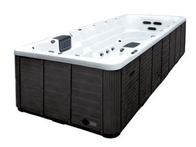 Grand spa de nage rectangulaire blanc avec extérieur effet bois foncé. Il combine une zone de baignade à contre-courant et un espace jacuzzi avec jets.